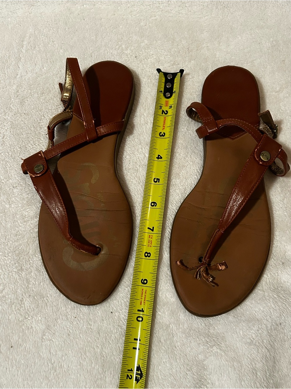 Broken in broke brown women’s sandals size 8 thong foot feet worn